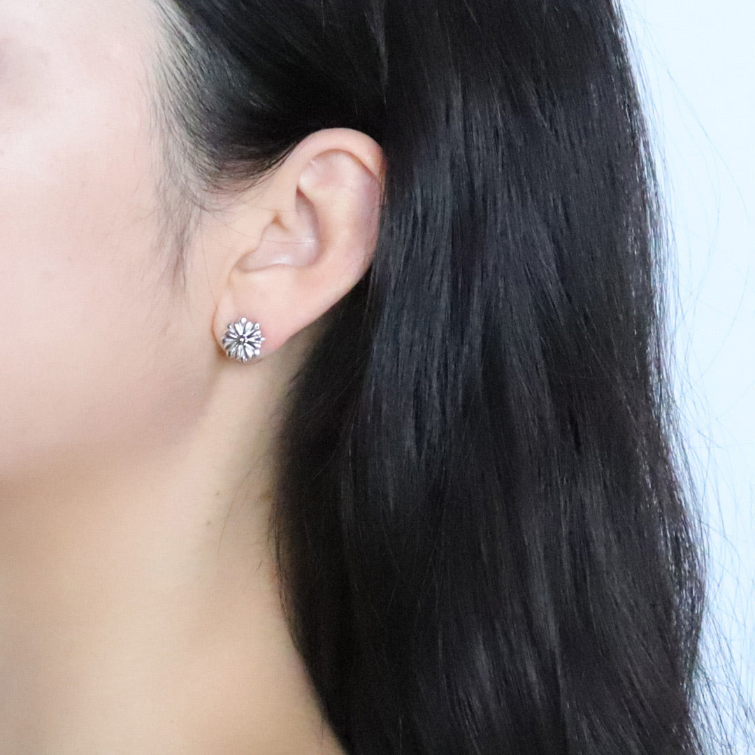 日本の菊の花をモチーフにしたピアスの着用写真 wearing earrings with a japanese chrysanthemum motif