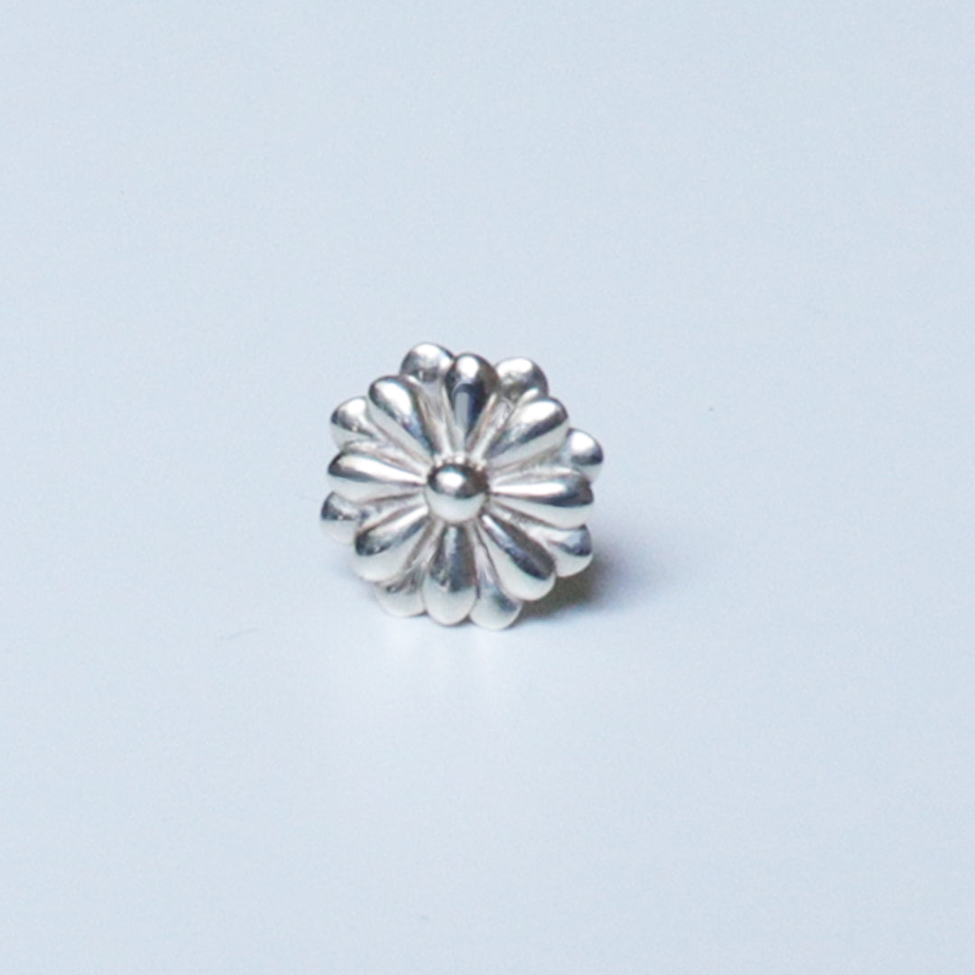 日本の菊の花をモチーフにしたピアスを正面から撮影 front angle of earrings with a japanese chrysanthemum motif