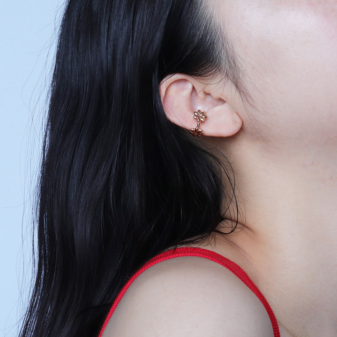 A model with the ear cuff draws inspiration from a star-flower　イヤーカフを着用したモデル