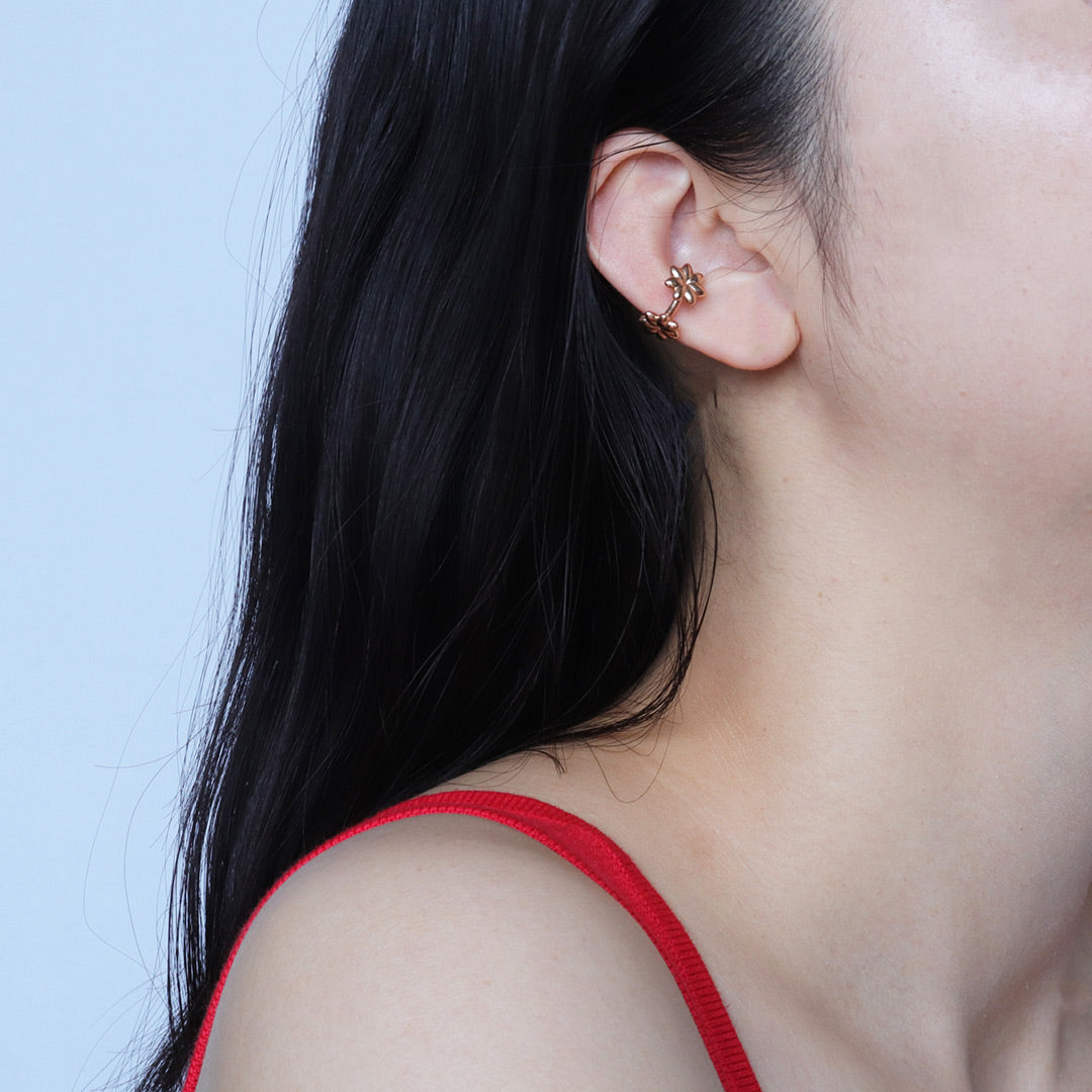 A model with the ear cuff draws inspiration from a star-flower　イヤーカフを着用したモデル