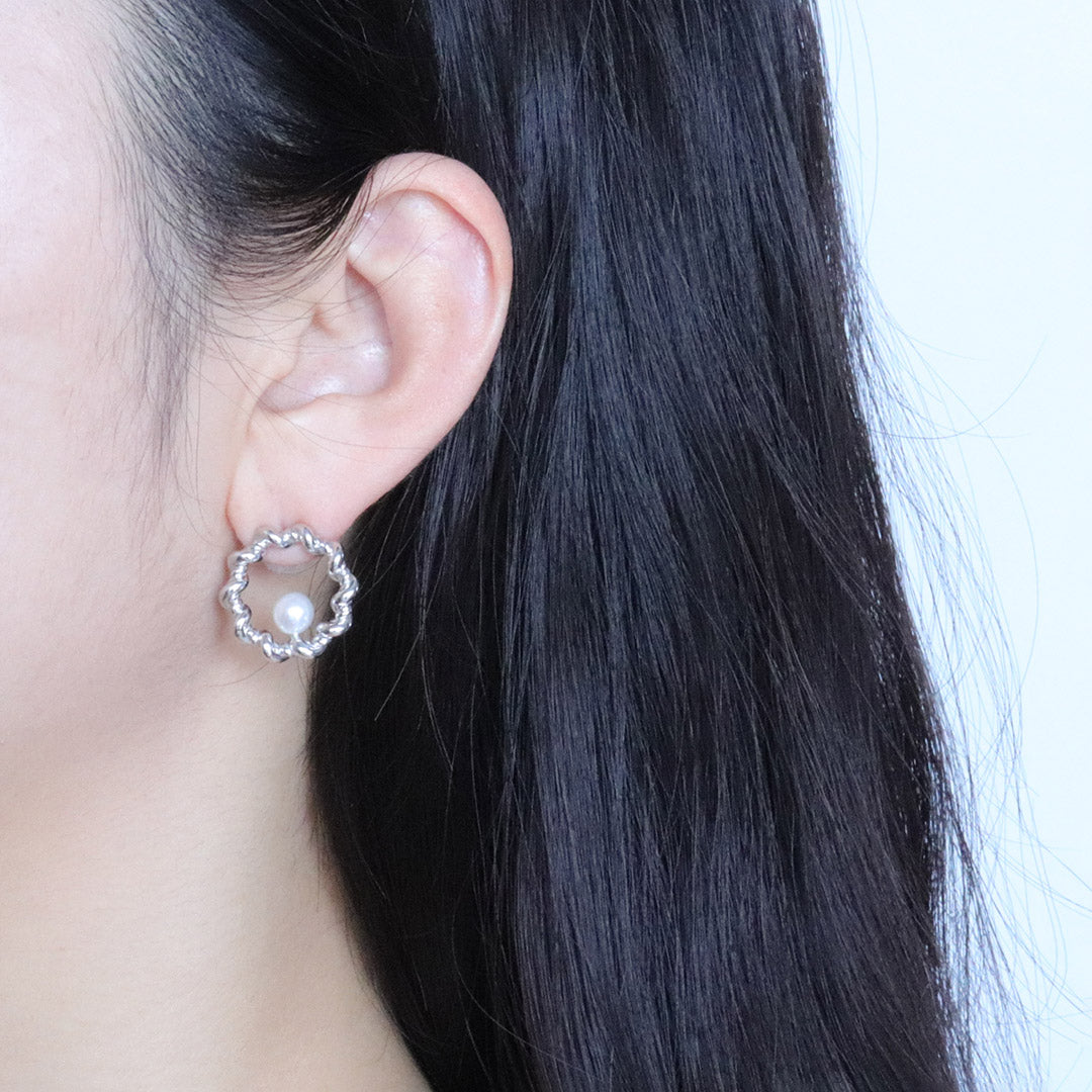 2024.06.05 A model with sterling silver earrings inspired by Japanese Shimenawa, sacred rope