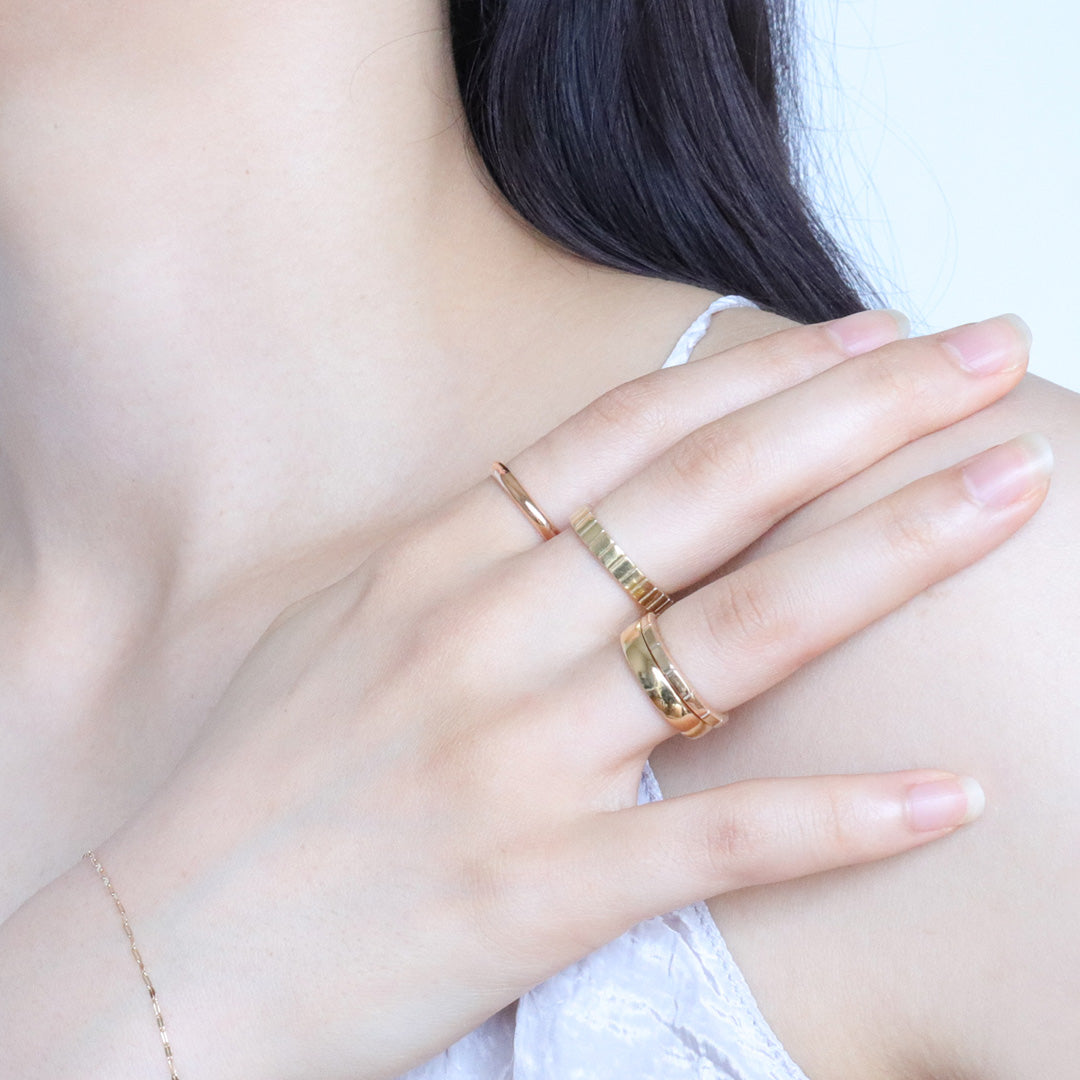 2024.06.05- A model wears gold rings inspired by Japanese essence 日本の美をデザインしたK18のリングを着用したモデル