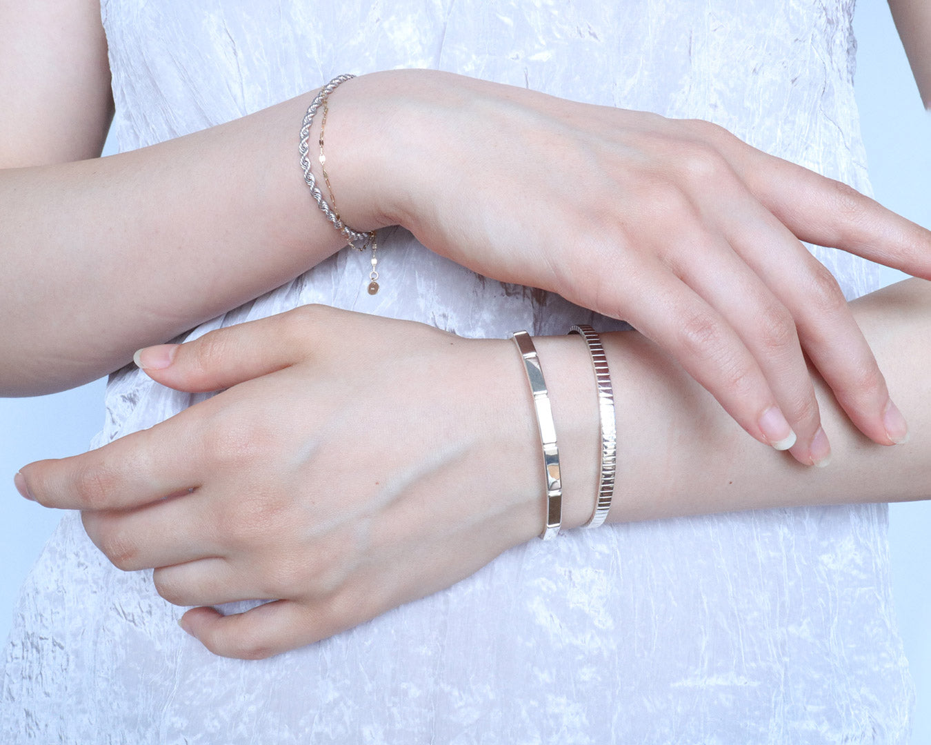 2024.05.05- A woman wears a bangle inspired by Japanese bamboo 日本の竹がモチーフのバングルを着けたモデル